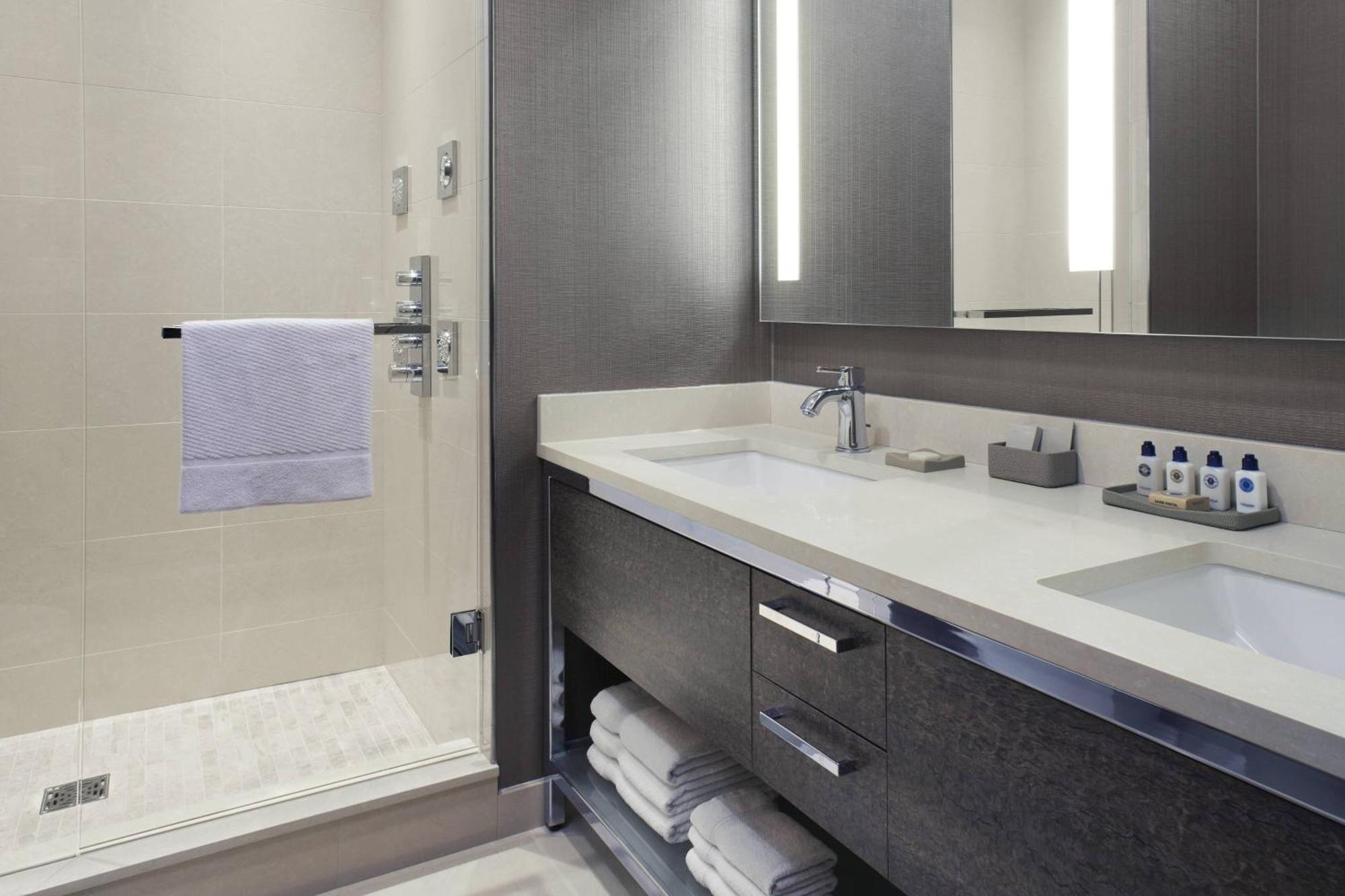 Delta Hotels By Marriott Burnaby Conference Centre Esterno foto