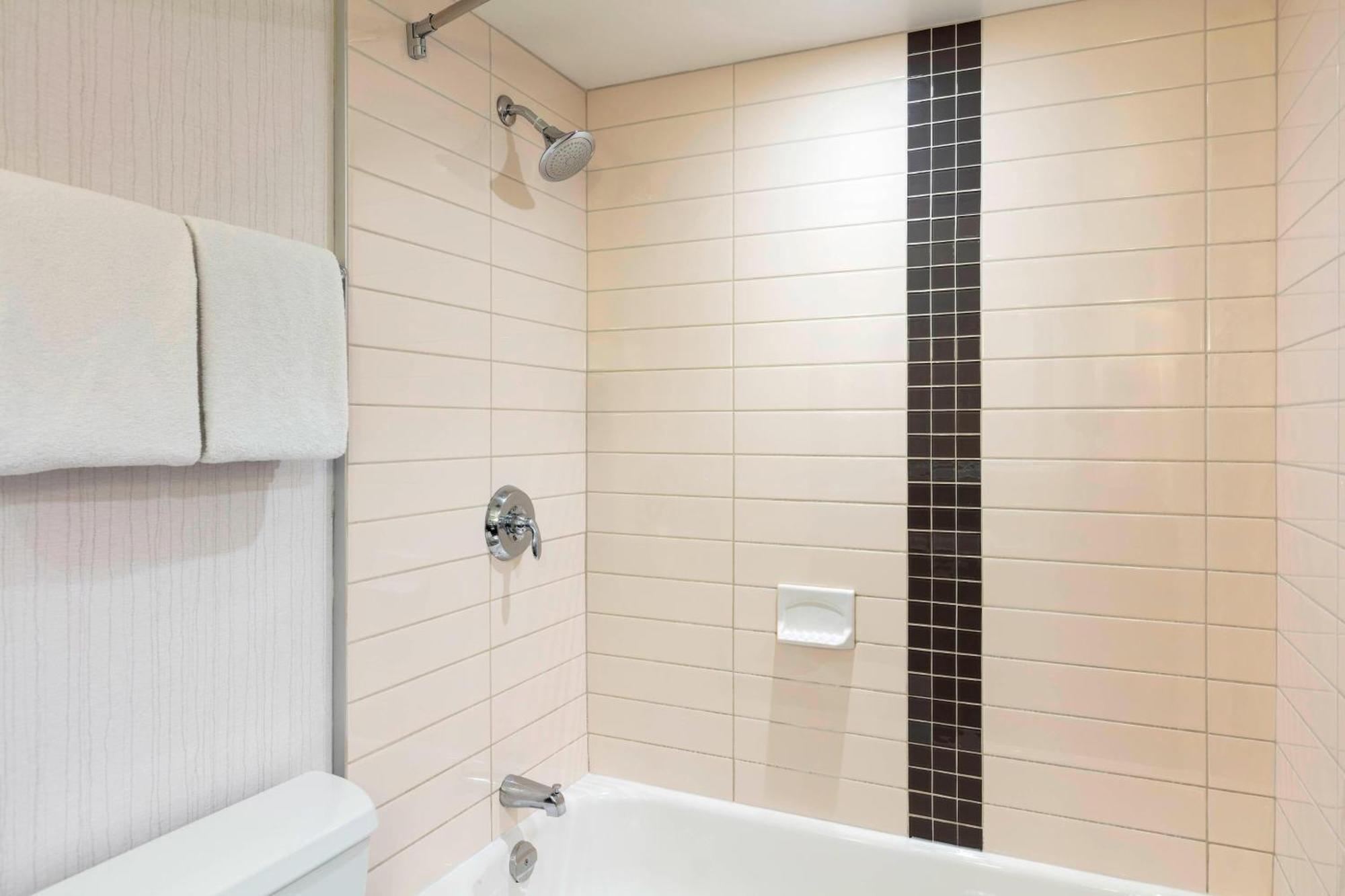 Delta Hotels By Marriott Burnaby Conference Centre Esterno foto